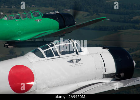 Flugzeuge aus der Flight Team "Tora! Tora! Tora!", T-6 Texans als japanischer Nullen gestrichen, gehen für eine Warm-up-Flug vor der 2012 Dayton Airshow. Stockfoto