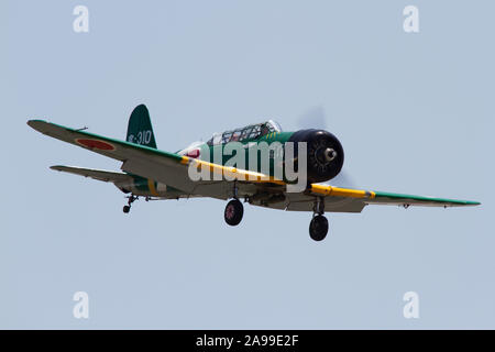 Flugzeuge aus der Flight Team "Tora! Tora! Tora!", T-6 Texans als japanischer Nullen gestrichen, gehen für eine Warm-up-Flug vor der 2012 Dayton Airshow. Stockfoto