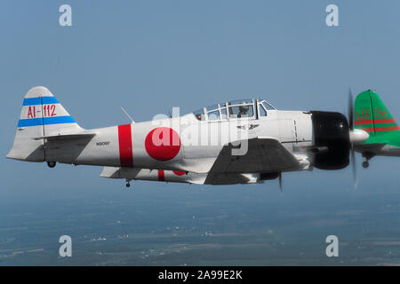 Flugzeuge aus der Flight Team "Tora! Tora! Tora!", T-6 Texans als japanischer Nullen gestrichen, gehen für eine Warm-up-Flug vor der 2012 Dayton Airshow. Stockfoto