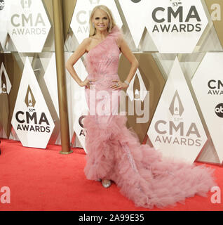 Nashville, USA. 13 Nov, 2019. Kristin Chenoweth kommt für die 52. jährlichen Country Music Association Awards bei Bridgestone Arena in Nashville, Tennessee Mittwoch, 13. November 2019. Foto von John angelillo/UPI Quelle: UPI/Alamy leben Nachrichten Stockfoto