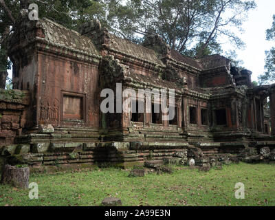 Alte Gebäude aus Stein mit geschnitzten Flachrelief von Göttinnen oder Königinnen in der Tempelanlage Angkor Wat in Kambodscha Siem Reap Stockfoto