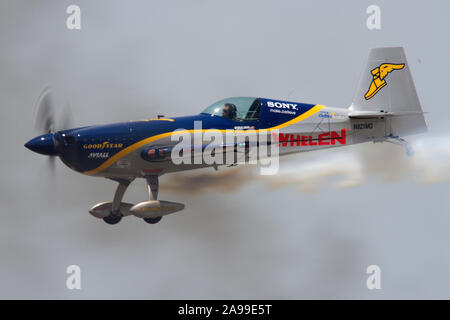 Michael Goulian führt eine aerobatic Demo in seiner Edge 540 in der 2012 Vectren Dayton Airshow in Vandalia, Ohio. Stockfoto