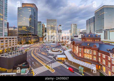 Tokio, Japan skyline über Tokyo Station in der Abenddämmerung. Stockfoto