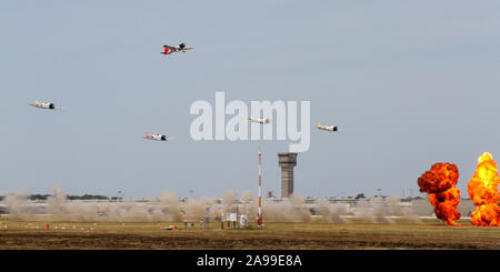 Flugzeuge aus der Flight Team "Tora! Tora! Tora!", T-6 Texans als japanischer Nullen gestrichen, bei der 2012 Dayton Airshow. Stockfoto