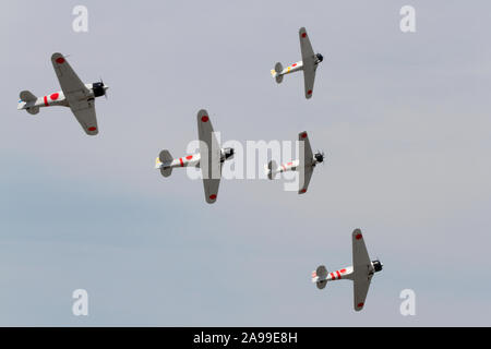 Flugzeuge aus der Flight Team "Tora! Tora! Tora!", T-6 Texans als japanischer Nullen gestrichen, bei der 2012 Dayton Airshow. Stockfoto