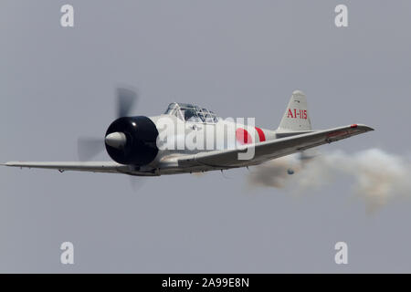 Flugzeuge aus der Flight Team "Tora! Tora! Tora!", T-6 Texans als japanischer Nullen gestrichen, bei der 2012 Dayton Airshow. Stockfoto