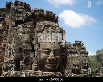 Nahaufnahme von einem Turm auf dem Bayon Tempel in Angkor Thom in Kambodscha für König Jayavarman VII. gebaut Stockfoto