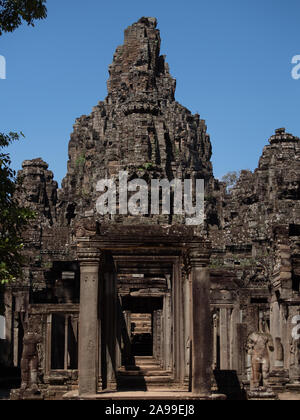 Gesicht Turm über dem Eingang in den Bayon Tempel in Angkor Thom Komplex in Kambodscha Stockfoto