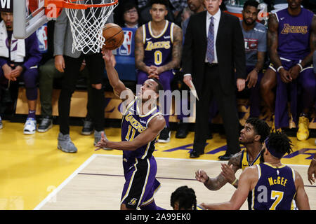 Los Angeles, Kalifornien, USA. 13 Nov, 2019. Los Angeles Lakers" Avery Bradley (11) geht in den Warenkorb während einer NBA Basketball Spiel zwischen den Los Angeles Lakers und Golden State Warriors, Mittwoch, 10 April, 2019, in Los Angeles. Credit: Ringo Chiu/ZUMA Draht/Alamy leben Nachrichten Stockfoto