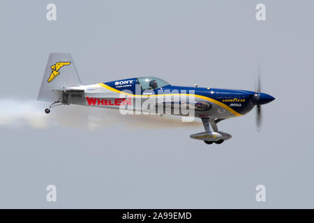 Michael Goulian führt eine aerobatic Demo in seiner Edge 540 in der 2012 Vectren Dayton Airshow in Vandalia, Ohio. Stockfoto