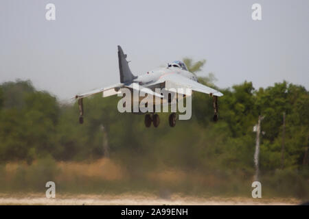 Ein British Aerospace Sea Harrier führt eine Demo auf dem 2012 Dayton Airshow. Stockfoto