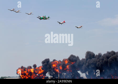 Flugzeuge aus der Flight Team "Tora! Tora! Tora!", T-6 Texans als japanischer Nullen gestrichen, bei der 2012 Dayton Airshow. Stockfoto