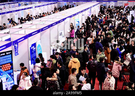 Liaoning, Liaoning, China. 14 Nov, 2019. Liaoning, China - der Nordosten Universität herbst Beschäftigung Messe für 2020 Absolventen ist in der Turnhalle in Shenyang, Provinz Liaoning, Nov. 14, 2019 Mehr als 600 Unternehmen mehr als 6.000 Arbeitsplätze schaffen. Credit: SIPA Asien/ZUMA Draht/Alamy leben Nachrichten Stockfoto