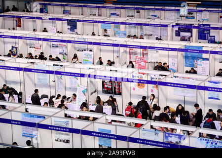 Liaoning, Liaoning, China. 14 Nov, 2019. Liaoning, China - der Nordosten Universität herbst Beschäftigung Messe für 2020 Absolventen ist in der Turnhalle in Shenyang, Provinz Liaoning, Nov. 14, 2019 Mehr als 600 Unternehmen mehr als 6.000 Arbeitsplätze schaffen. Credit: SIPA Asien/ZUMA Draht/Alamy leben Nachrichten Stockfoto