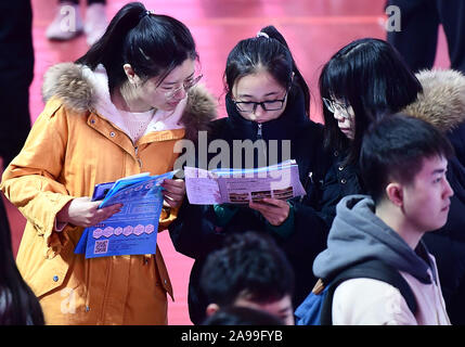 Liaoning, Liaoning, China. 14 Nov, 2019. Liaoning, China - der Nordosten Universität herbst Beschäftigung Messe für 2020 Absolventen ist in der Turnhalle in Shenyang, Provinz Liaoning, Nov. 14, 2019 Mehr als 600 Unternehmen mehr als 6.000 Arbeitsplätze schaffen. Credit: SIPA Asien/ZUMA Draht/Alamy leben Nachrichten Stockfoto