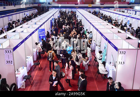 Liaoning, Liaoning, China. 14 Nov, 2019. Liaoning, China - der Nordosten Universität herbst Beschäftigung Messe für 2020 Absolventen ist in der Turnhalle in Shenyang, Provinz Liaoning, Nov. 14, 2019 Mehr als 600 Unternehmen mehr als 6.000 Arbeitsplätze schaffen. Credit: SIPA Asien/ZUMA Draht/Alamy leben Nachrichten Stockfoto