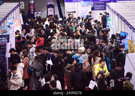 Liaoning, Liaoning, China. 14 Nov, 2019. Liaoning, China - der Nordosten Universität herbst Beschäftigung Messe für 2020 Absolventen ist in der Turnhalle in Shenyang, Provinz Liaoning, Nov. 14, 2019 Mehr als 600 Unternehmen mehr als 6.000 Arbeitsplätze schaffen. Credit: SIPA Asien/ZUMA Draht/Alamy leben Nachrichten Stockfoto