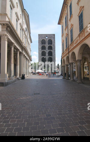 Comer See, Lombardei, Italien - 6. Juli 2019: Blick auf den Wehrturm Porta Torre und einige schöne traditionelle Gebäude in der schönen Stadt Como Stockfoto