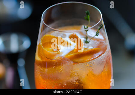 Nahaufnahme von alkoholfreien Cocktail Aperol Stpritz, zubereitet mit Prosecco oder Champagner Wein, einer Prise einige bittere Likör und Mineralwasser. Stockfoto