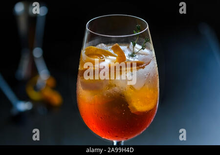 Alkoholfreien cocktail Aperol Stpritz, zubereitet mit Prosecco oder Champagner Wein, einer Prise einige bittere Likör und Mineralwasser. Platz kopieren. Stockfoto