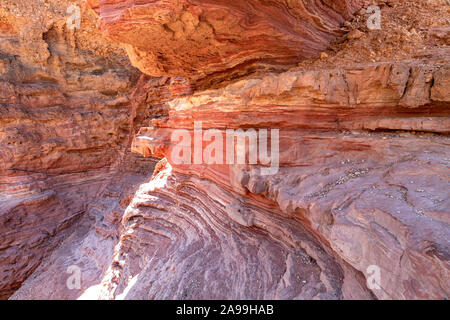 Spektakuläre 2-in-1-Oberflächen aus Stein Berge im Roten Slot Canyon. Reisen Israel Stockfoto