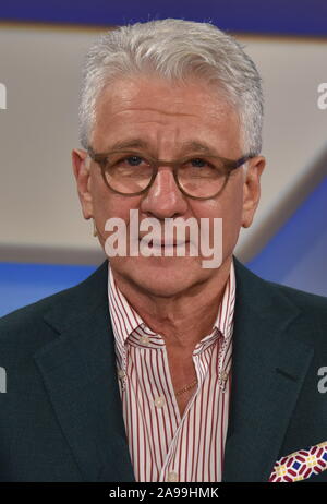 Köln, Deutschland. 13 Nov, 2019. Sportkommentator Marcel Reif Gast auf die ARD-Talkshow "maischberger. Der Woche 'Credit: Horst Galuschka/dpa/Horst Galuschka dpa/Alamy leben Nachrichten Stockfoto
