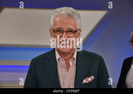 Köln, Deutschland. 13 Nov, 2019. Sportkommentator Marcel Reif Gast auf die ARD-Talkshow "maischberger. Der Woche 'Credit: Horst Galuschka/dpa/Horst Galuschka dpa/Alamy leben Nachrichten Stockfoto