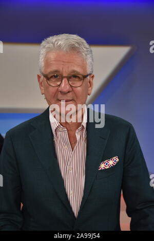 Köln, Deutschland. 13 Nov, 2019. Sportkommentator Marcel Reif Gast auf die ARD-Talkshow "maischberger. Der Woche 'Credit: Horst Galuschka/dpa/Horst Galuschka dpa/Alamy leben Nachrichten Stockfoto