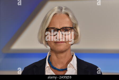 Köln, Deutschland. 13 Nov, 2019. Die Journalistin Christiane Hoffmann, 'Spiegel' Thema Gast auf die ARD-Talkshow "maischberger. Der Woche 'Credit: Horst Galuschka/dpa/Horst Galuschka dpa/Alamy leben Nachrichten Stockfoto