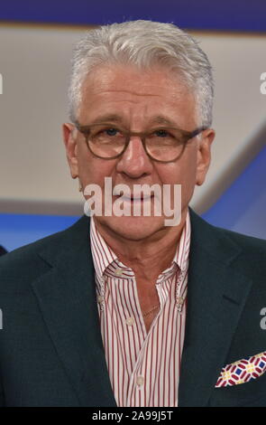 Köln, Deutschland. 13 Nov, 2019. Sportkommentator Marcel Reif Gast auf die ARD-Talkshow "maischberger. Der Woche 'Credit: Horst Galuschka/dpa/Horst Galuschka dpa/Alamy leben Nachrichten Stockfoto