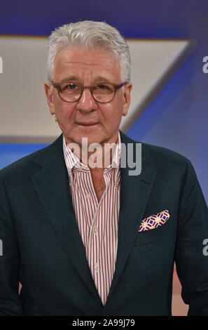 Köln, Deutschland. 13 Nov, 2019. Sportkommentator Marcel Reif Gast auf die ARD-Talkshow "maischberger. Der Woche 'Credit: Horst Galuschka/dpa/Horst Galuschka dpa/Alamy leben Nachrichten Stockfoto
