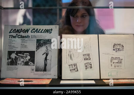 Zu 0900 Donnerstag, 14. November vorläufige Skizzen für die Alben von Ray Lowry 1979 und ein Album Cover auf dem Display während einer Vorschau von The Clash: London Calling Ausstellung im Museum von London ein Embargo verhängt. Stockfoto