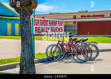 Padre Island NS, TX, USA - 20. April 2019: ein mietfahrrad stehen entlang der Straße der Insel Stockfoto