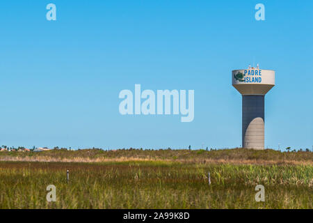 Padre Island NS, TX, USA - 20. April 2019: Eine einladende Schild am Eingang der Insel bewahren Stockfoto