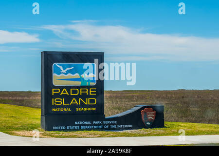 Padre Island NS, TX, USA - 20. April 2019: Eine einladende Schild am Eingang der Insel bewahren Stockfoto