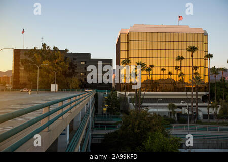 Blick in die Dämmerung auf die Skyline von San Bernardino, Kalifornien, USA. Stockfoto