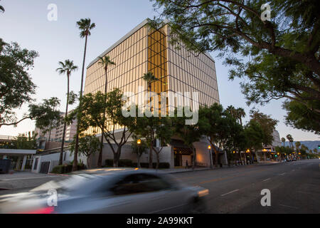 Blick in die Dämmerung auf die Skyline von San Bernardino, Kalifornien, USA. Stockfoto