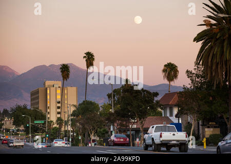 Blick in die Dämmerung auf die Skyline von San Bernardino, Kalifornien, USA. Stockfoto