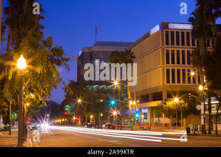 Blick in die Dämmerung auf die Skyline von San Bernardino, Kalifornien, USA. Stockfoto