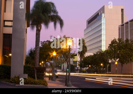 Blick in die Dämmerung auf die Skyline von San Bernardino, Kalifornien, USA. Stockfoto