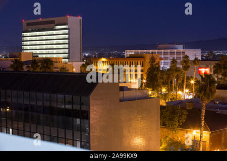 Blick in die Dämmerung auf die Skyline von San Bernardino, Kalifornien, USA. Stockfoto