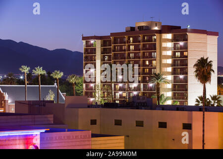 Blick in die Dämmerung auf die Skyline von San Bernardino, Kalifornien, USA. Stockfoto