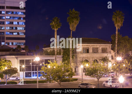 Blick in die Dämmerung auf die Skyline von San Bernardino, Kalifornien, USA. Stockfoto