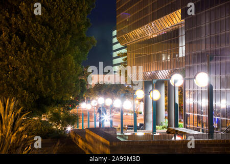 Blick in die Dämmerung auf die Skyline von San Bernardino, Kalifornien, USA. Stockfoto