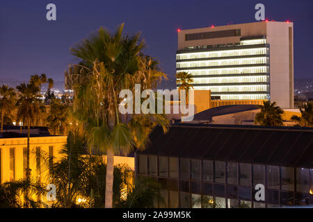 Blick in die Dämmerung auf die Skyline von San Bernardino, Kalifornien, USA. Stockfoto