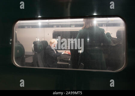 Premierminister Boris Johnson Boards ein Zug am Bahnhof Paddington Station für einen Tag des Allgemeinen Wahlgeschehen in den Südwesten Englands. Stockfoto