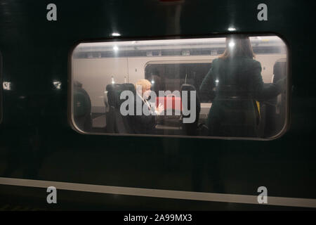 Premierminister Boris Johnson Boards ein Zug am Bahnhof Paddington Station für einen Tag des Allgemeinen Wahlgeschehen in den Südwesten Englands. Stockfoto