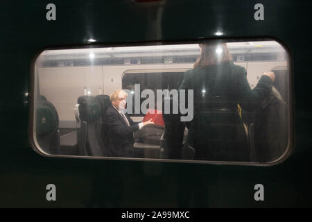 Premierminister Boris Johnson Boards ein Zug am Bahnhof Paddington Station für einen Tag des Allgemeinen Wahlgeschehen in den Südwesten Englands. Stockfoto