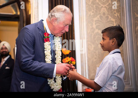 Der Prinz von Wales erhält eine mit Blumen und Girlanden aus einer Schule junge während einer Britisch-asiatische Vertrauen Empfang in Mumbai, an Tag zwei des königlichen Besuch in Indien. Stockfoto