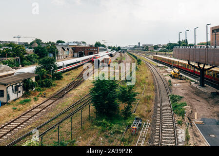 Berlin, Deutschland - 29. Juli 2019: Eisenbahnschienen mit Zügen, Blick von der Warschauer Brücke in Friedrichshain. Stockfoto